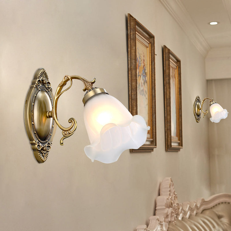 Nevosa | Applique murale fileté classique en laque florale en verre dépoli blanc