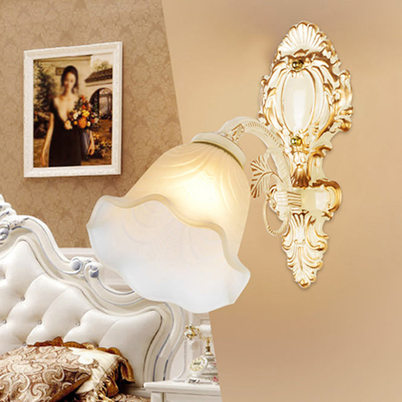 Nevosa | Applique murale fileté classique en laque florale en verre dépoli blanc