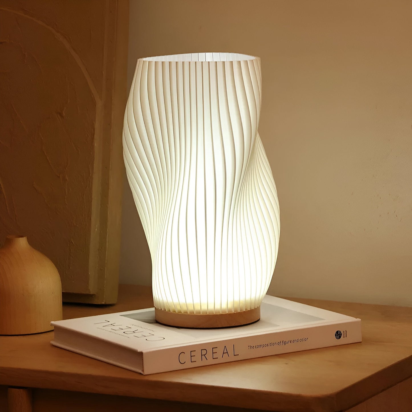 Nevosa | DreamWave - Lampe ondulée 3D moderne couleur crème avec base en métal élégante