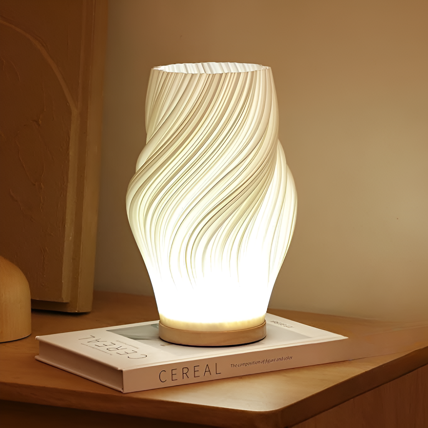 Nevosa | DreamWave - Lampe ondulée 3D moderne couleur crème avec base en métal élégante
