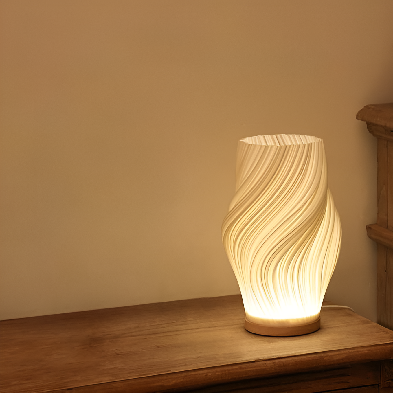 Nevosa | DreamWave - Lampe ondulée 3D moderne couleur crème avec base en métal élégante