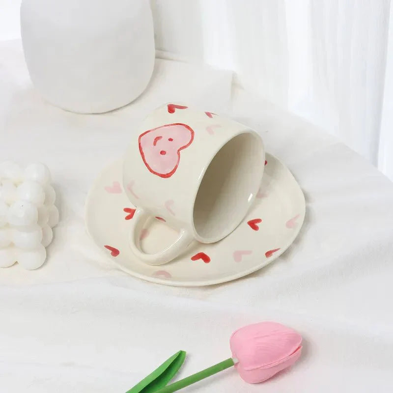 Ensemble de tasses à café et assiettes avec motif cœur