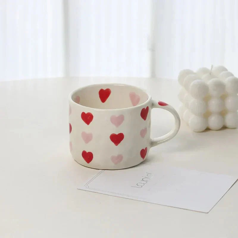 Ensemble de tasses à café et assiettes avec motif cœur