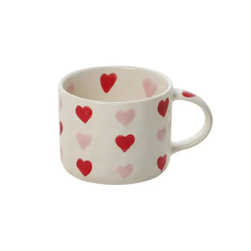 Ensemble de tasses à café et assiettes avec motif cœur